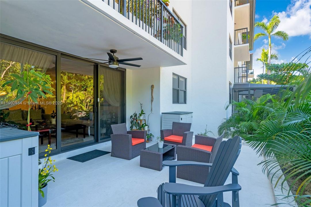 Recently Sold: $889,000 (2 beds, 2 baths, 1450 Square Feet)