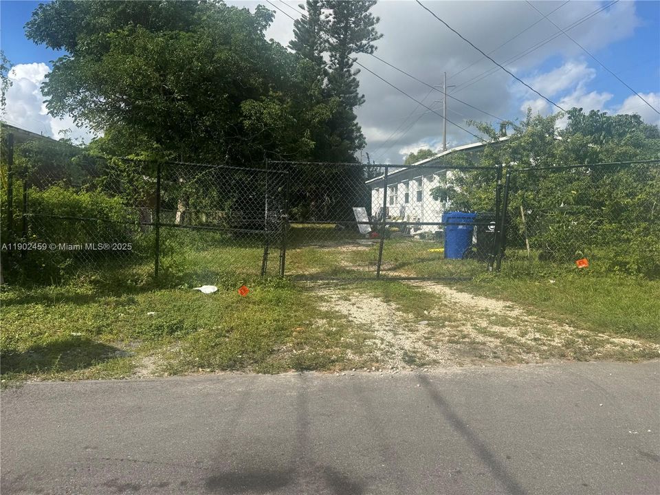 For Sale: $297,000 (2 beds, 1 baths, 630 Square Feet)