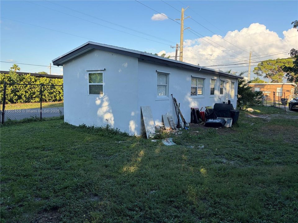 For Sale: $297,000 (2 beds, 1 baths, 630 Square Feet)