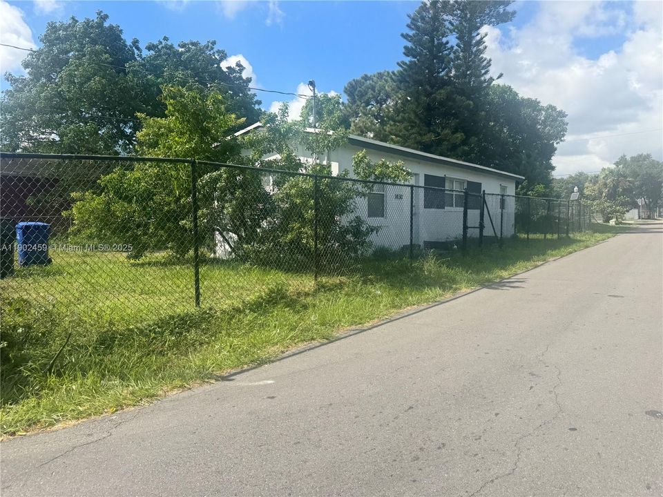 For Sale: $297,000 (2 beds, 1 baths, 630 Square Feet)