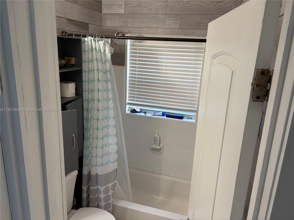 For Sale: $297,000 (2 beds, 1 baths, 630 Square Feet)