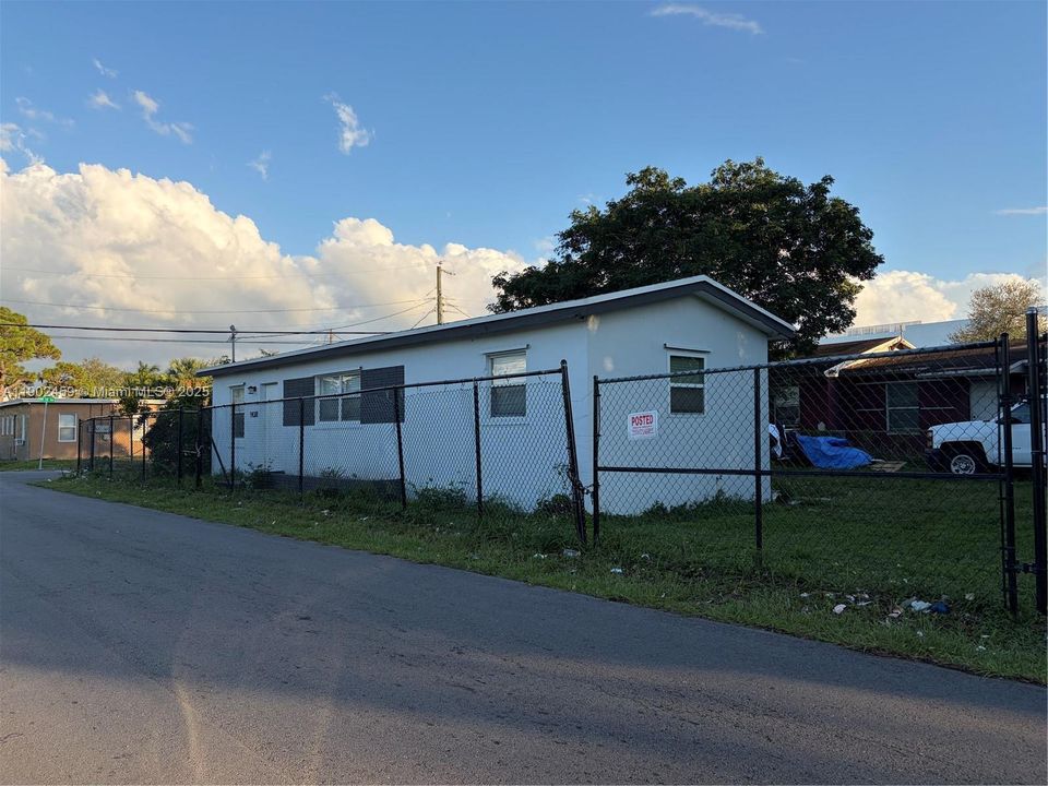 For Sale: $297,000 (2 beds, 1 baths, 630 Square Feet)