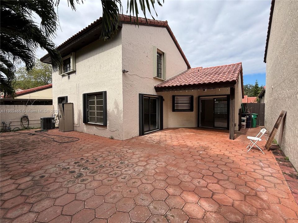 For Rent: $3,400 (3 beds, 3 baths, 1952 Square Feet)