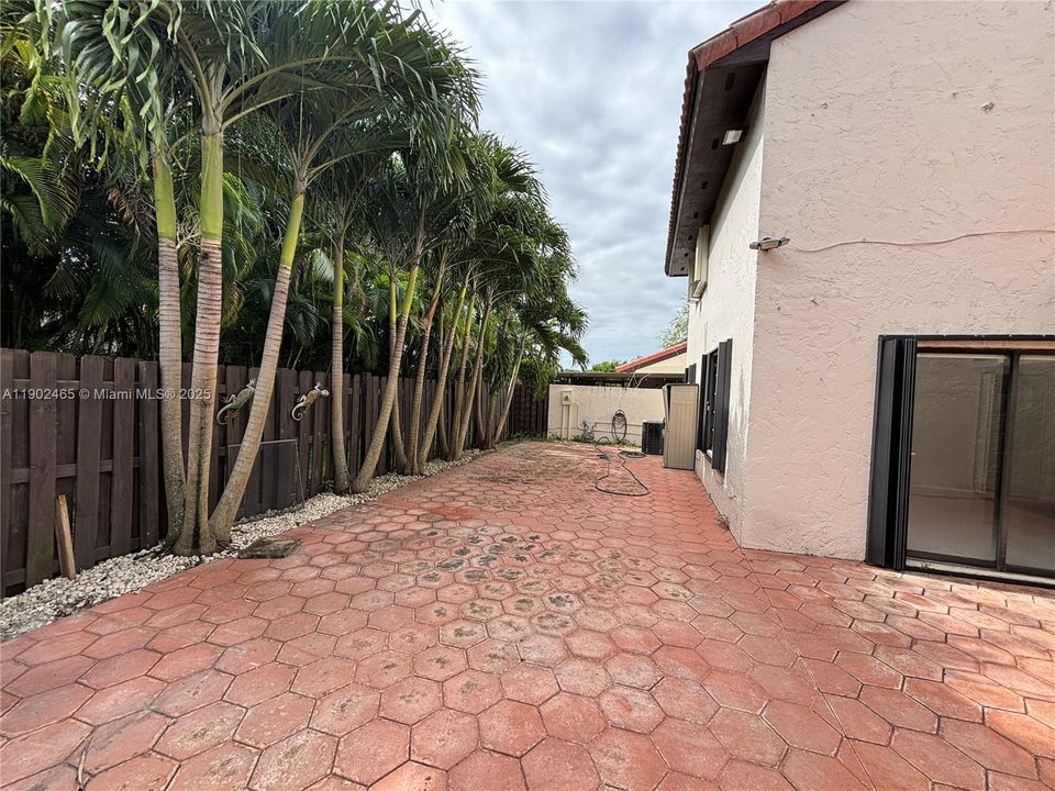 For Rent: $3,400 (3 beds, 3 baths, 1952 Square Feet)