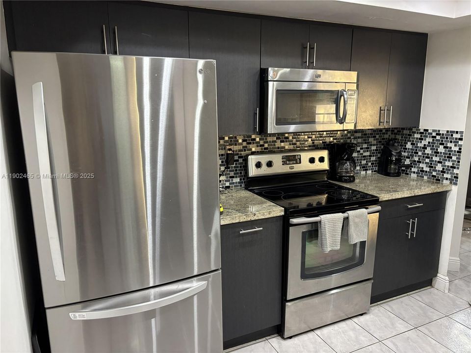 For Rent: $3,400 (3 beds, 3 baths, 1952 Square Feet)