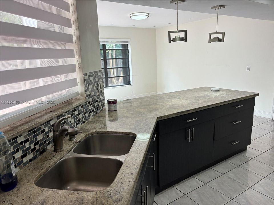 For Rent: $3,400 (3 beds, 3 baths, 1952 Square Feet)