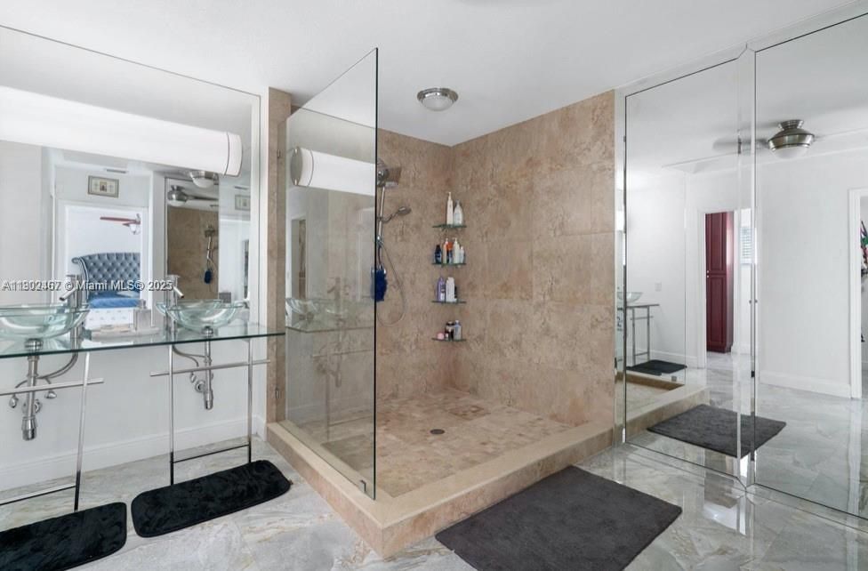 En Venta: $1,950,000 (5 camas, 3 baños, 4909 Pies cuadrados)