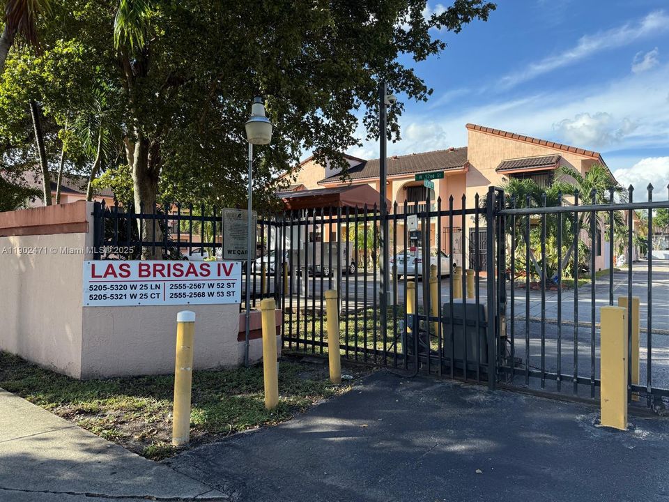 Active With Contract: $2,450 (3 beds, 2 baths, 1025 Square Feet)