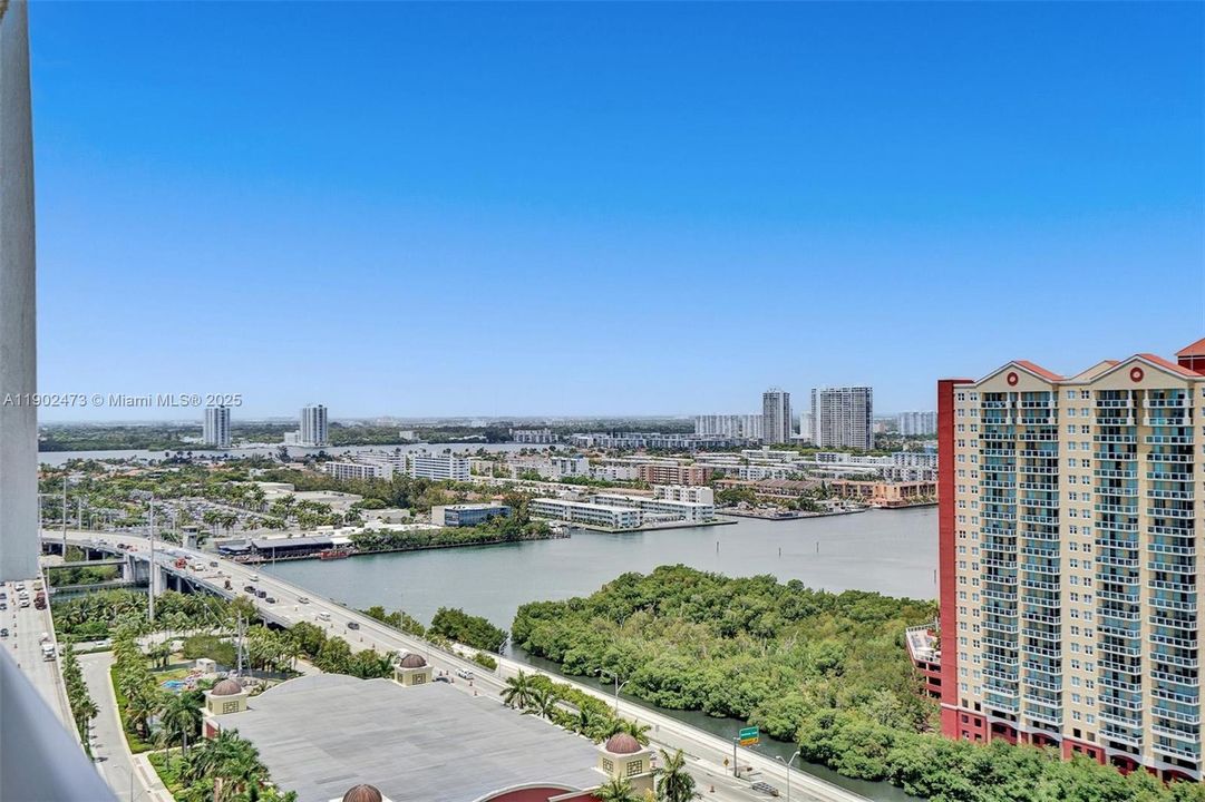 合同活跃: $8,000 (3 贝兹, 3 浴室, 1892 平方英尺)