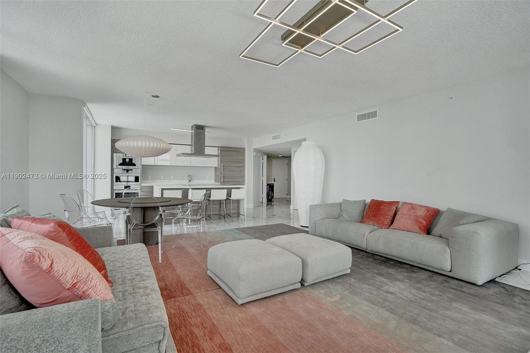 合同活跃: $8,000 (3 贝兹, 3 浴室, 1892 平方英尺)