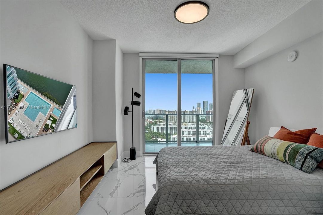 合同活跃: $8,000 (3 贝兹, 3 浴室, 1892 平方英尺)