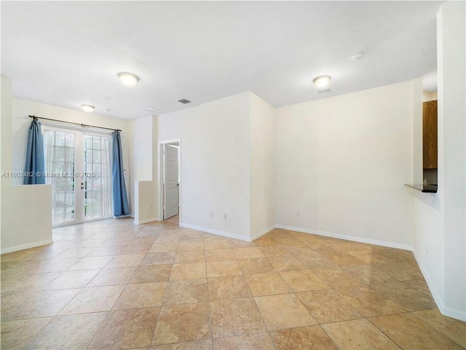 合同活跃: $325,000 (3 贝兹, 2 浴室, 1315 平方英尺)