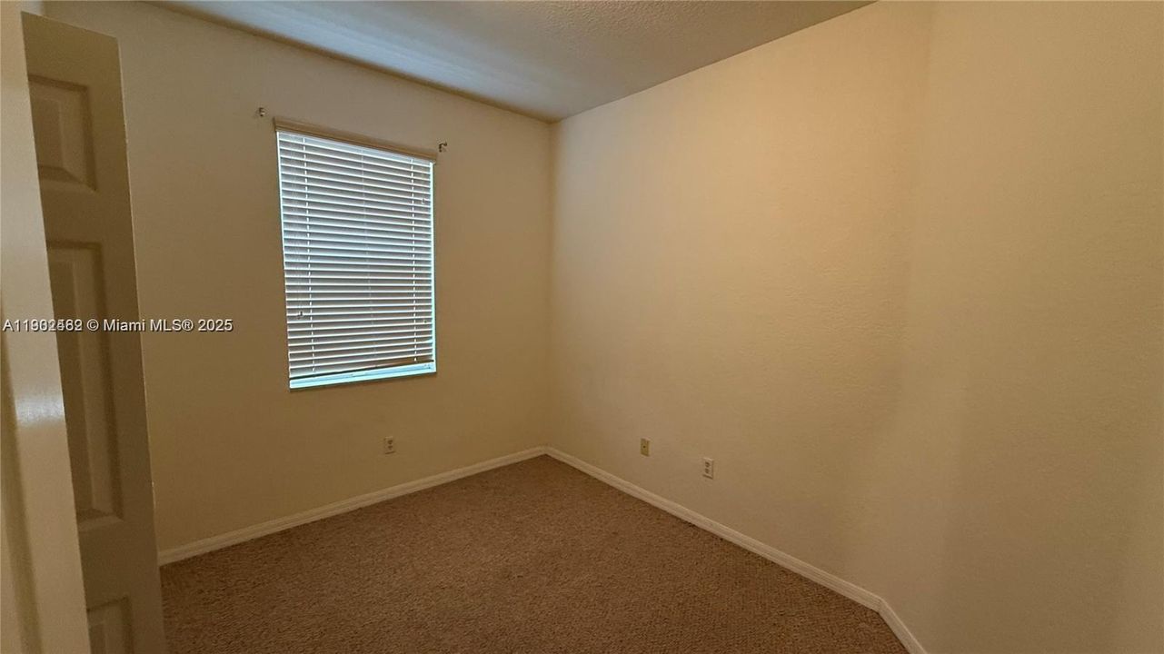 合同活跃: $325,000 (3 贝兹, 2 浴室, 1315 平方英尺)