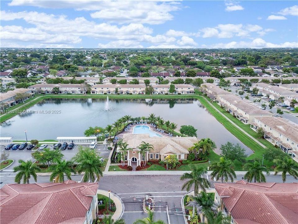 合同活跃: $325,000 (3 贝兹, 2 浴室, 1315 平方英尺)