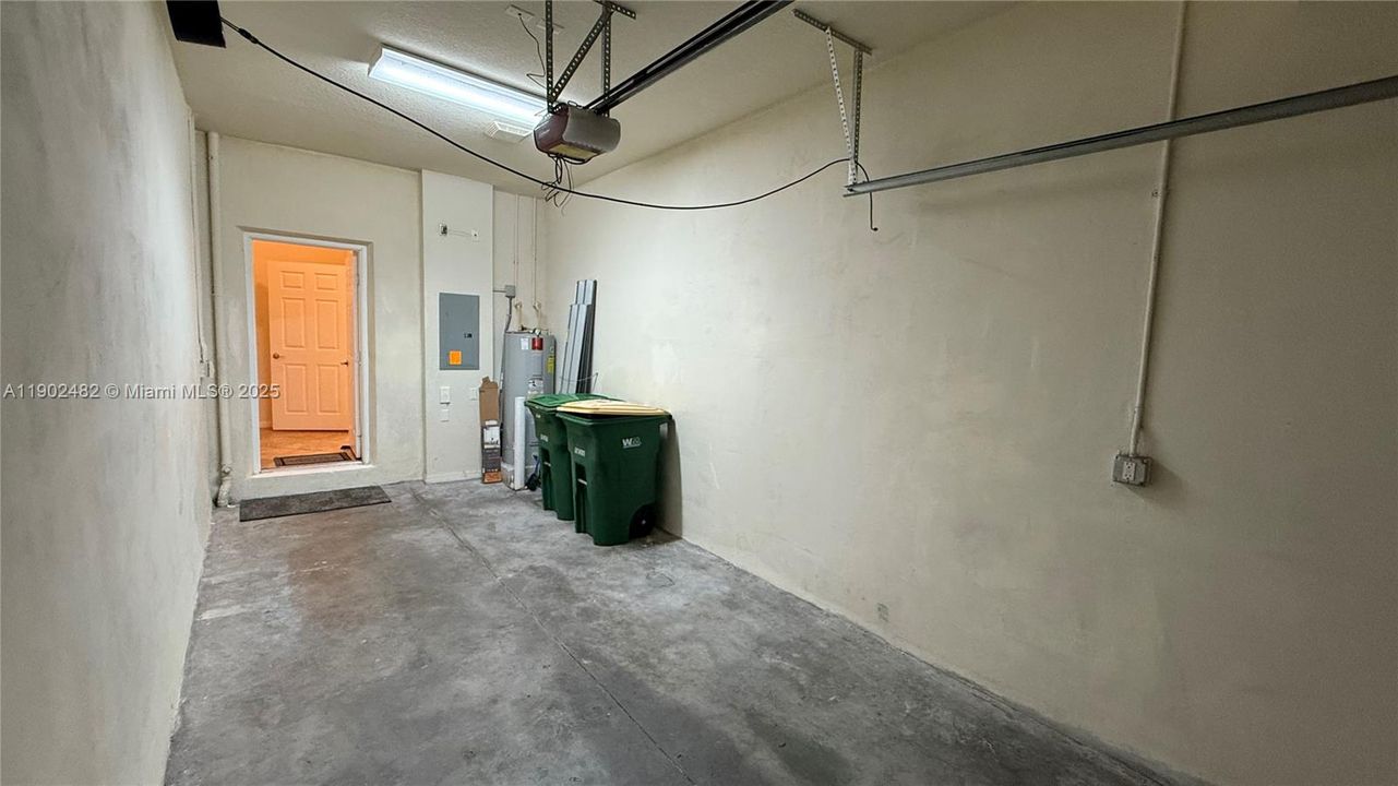 合同活跃: $325,000 (3 贝兹, 2 浴室, 1315 平方英尺)