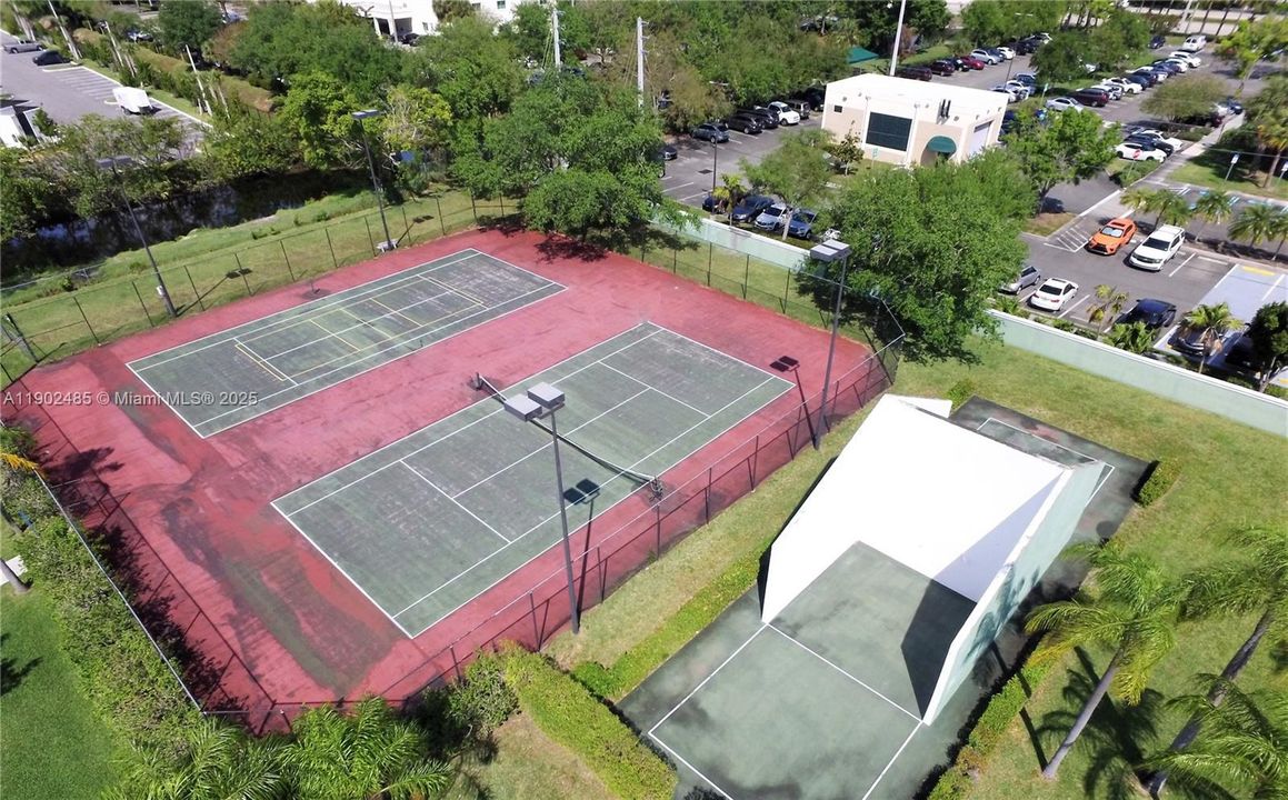 For Sale: $185,000 (2 beds, 2 baths, 1096 Square Feet)