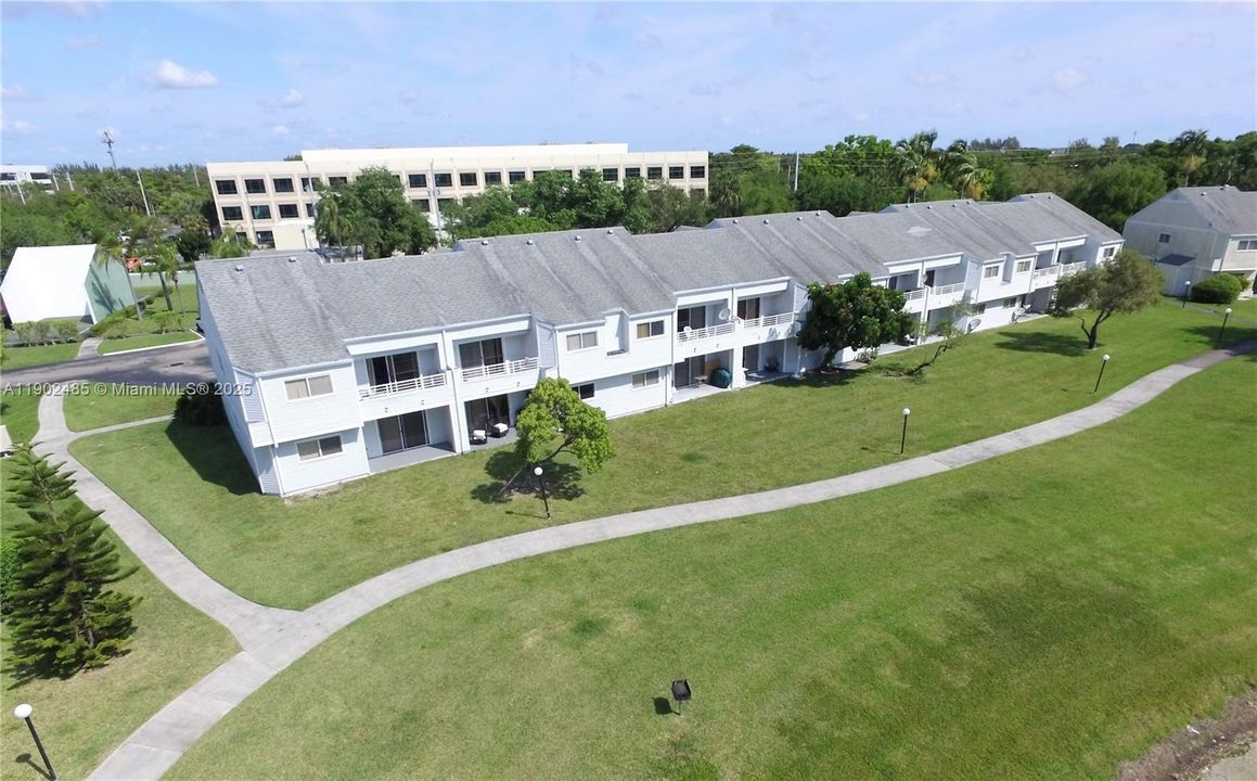 For Sale: $185,000 (2 beds, 2 baths, 1096 Square Feet)