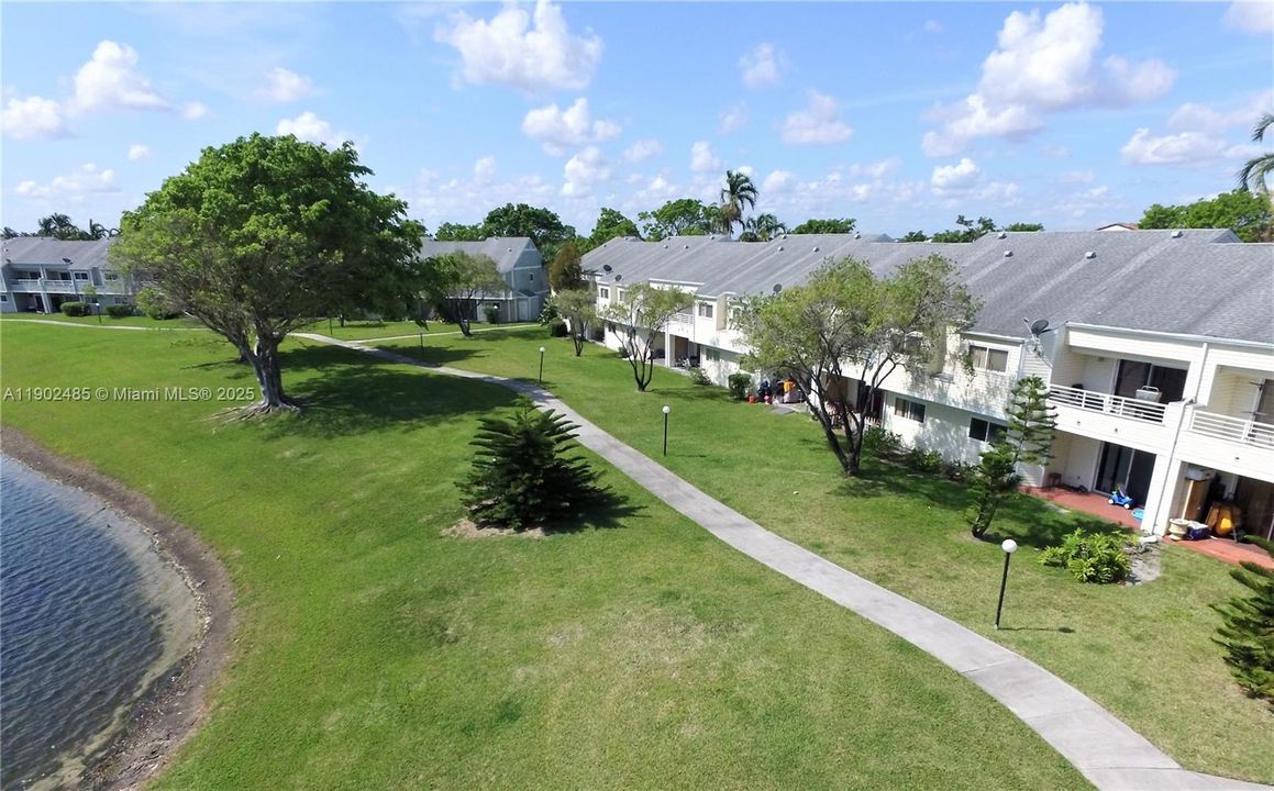 For Sale: $185,000 (2 beds, 2 baths, 1096 Square Feet)