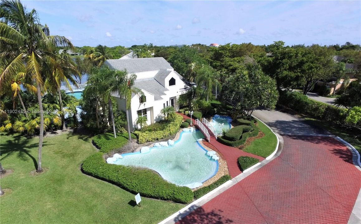 For Sale: $185,000 (2 beds, 2 baths, 1096 Square Feet)