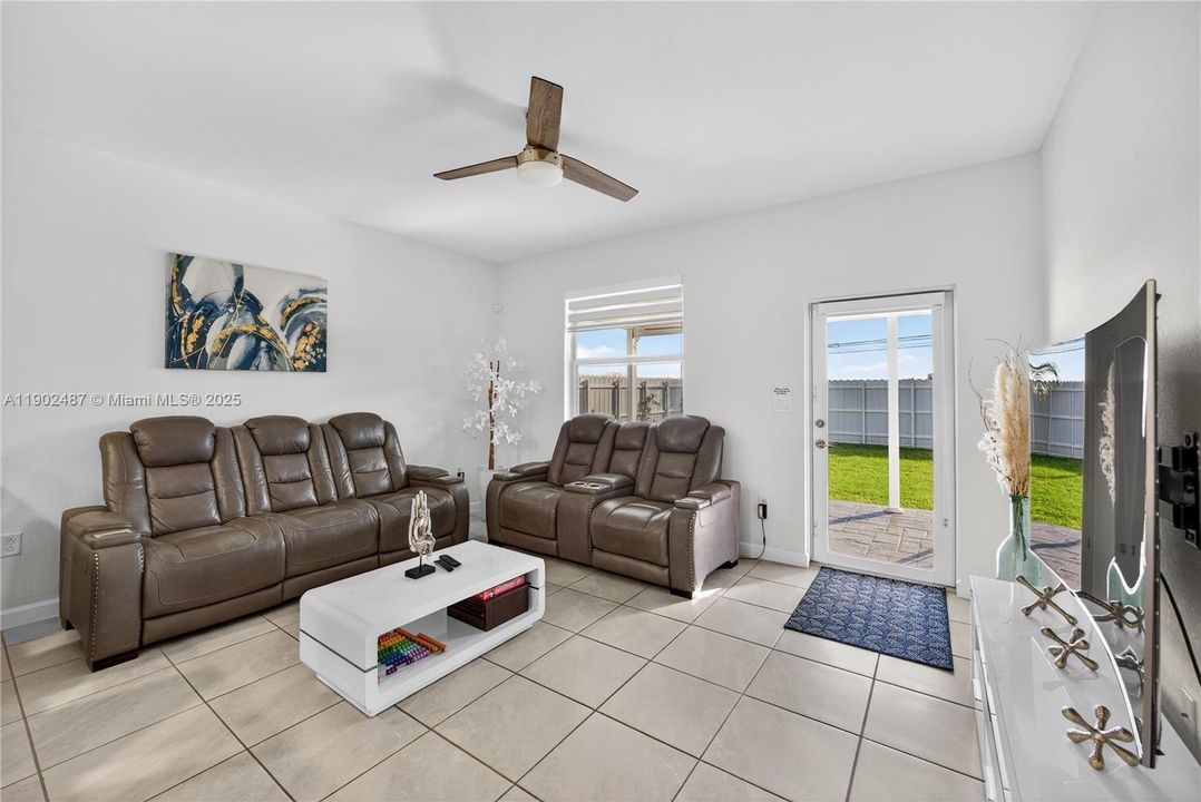 出租: $4,000 (4 贝兹, 3 浴室, 1870 平方英尺)