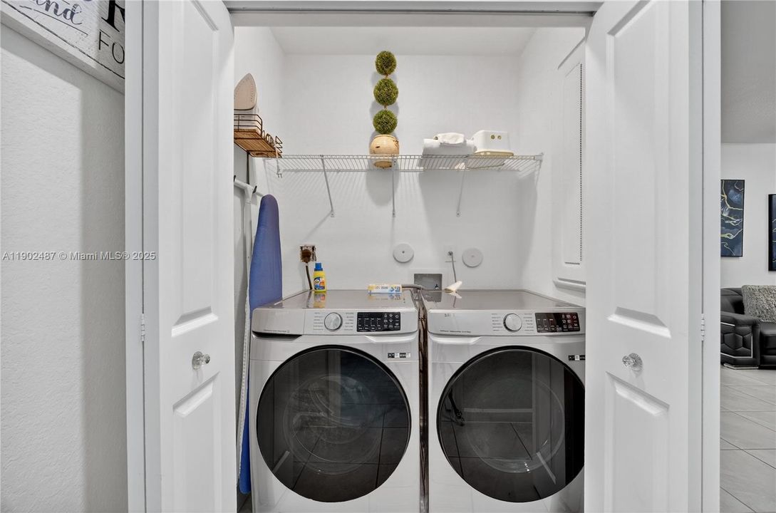 出租: $4,000 (4 贝兹, 3 浴室, 1870 平方英尺)