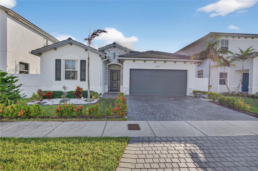 出租: $4,000 (4 贝兹, 3 浴室, 1870 平方英尺)