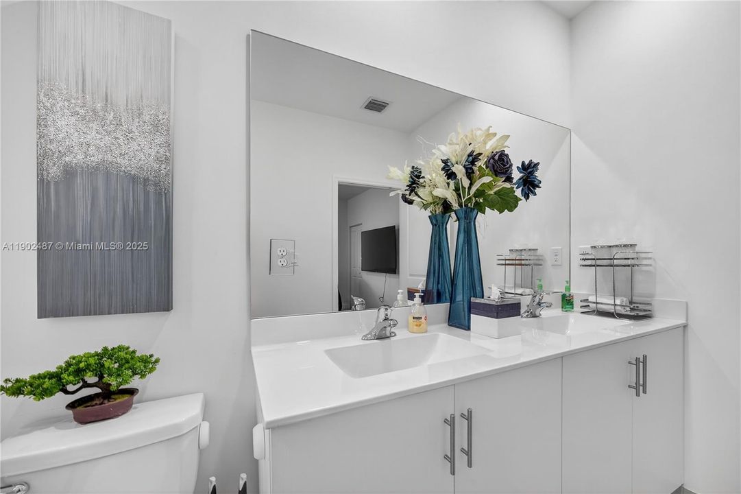 出租: $4,000 (4 贝兹, 3 浴室, 1870 平方英尺)