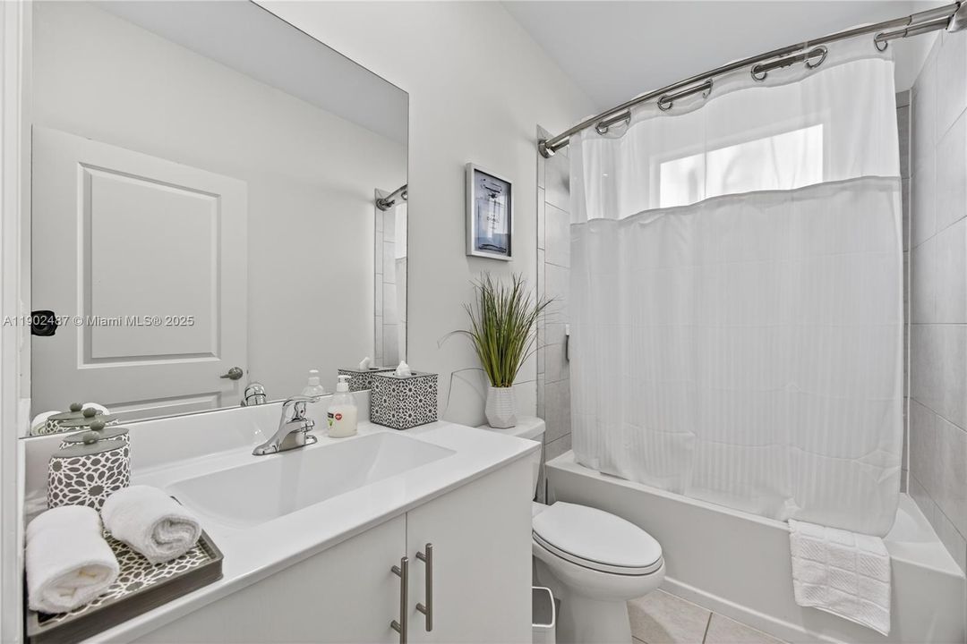 出租: $4,000 (4 贝兹, 3 浴室, 1870 平方英尺)