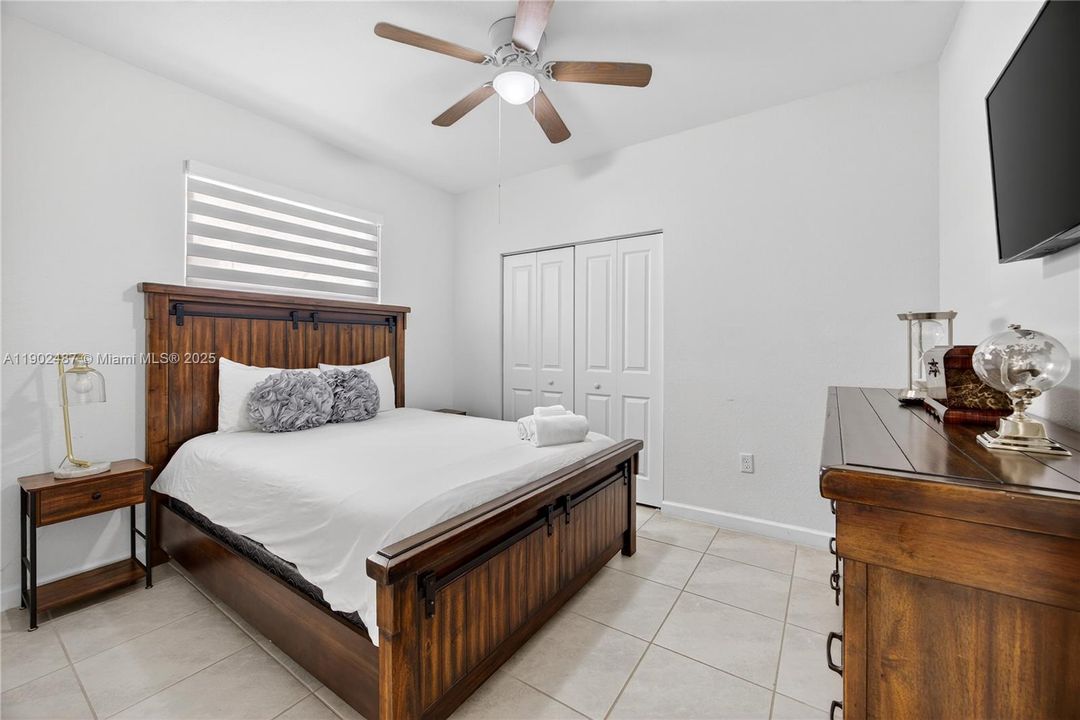 出租: $4,000 (4 贝兹, 3 浴室, 1870 平方英尺)