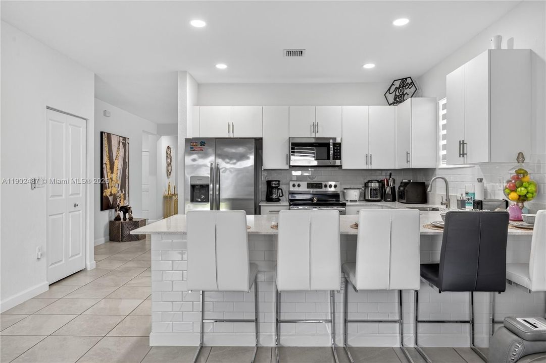 出租: $4,000 (4 贝兹, 3 浴室, 1870 平方英尺)