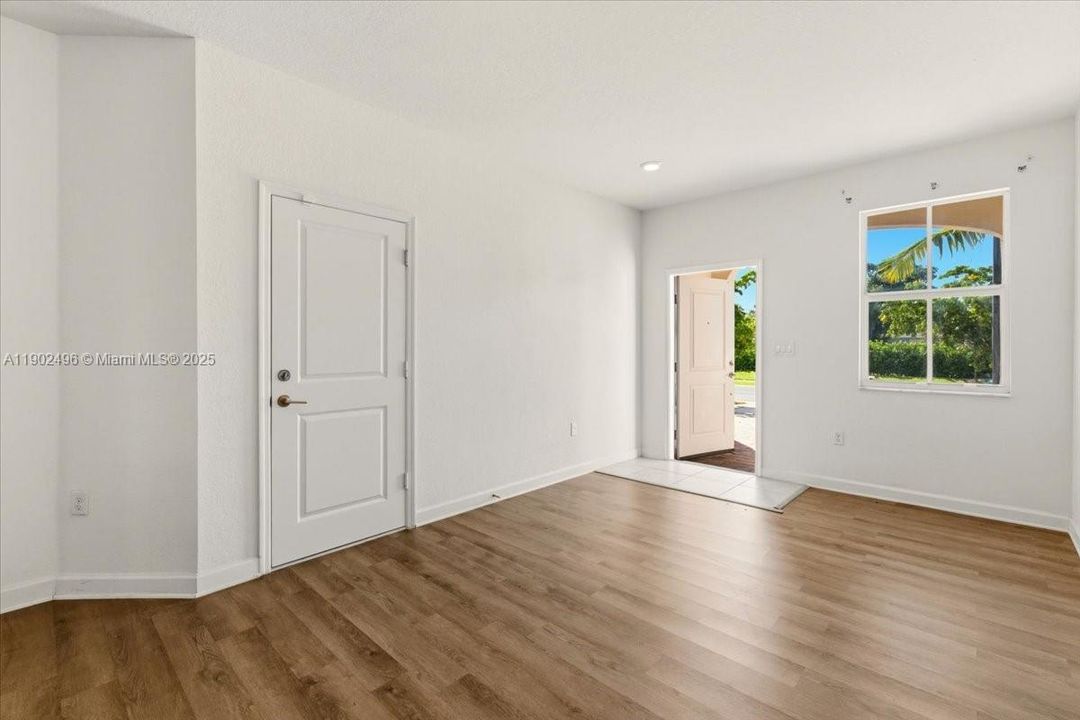 En Venta: $550,000 (3 camas, 2 baños, 1695 Pies cuadrados)