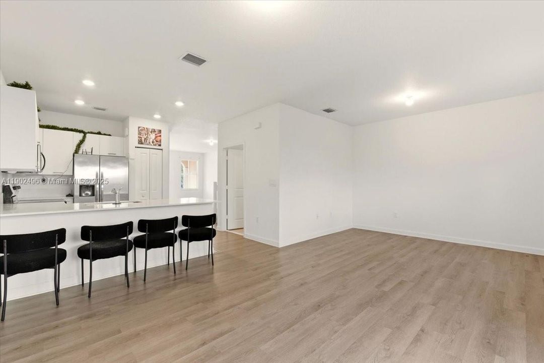 En Venta: $550,000 (3 camas, 2 baños, 1695 Pies cuadrados)