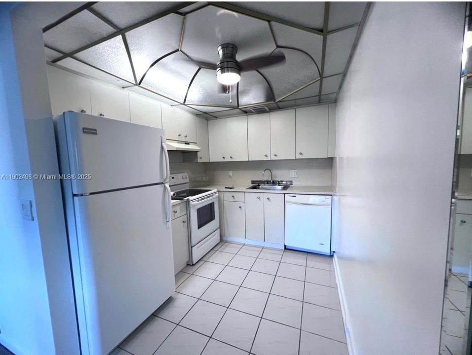 For Rent: $1,950 (2 beds, 2 baths, 1044 Square Feet)