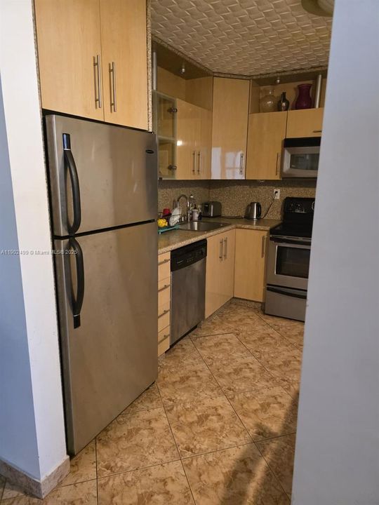 Active With Contract: $195,000 (2 beds, 1 baths, 1060 Square Feet)