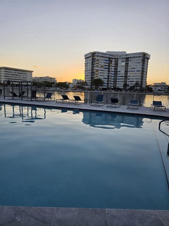 Active With Contract: $195,000 (2 beds, 1 baths, 1060 Square Feet)