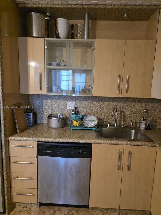 Active With Contract: $195,000 (2 beds, 1 baths, 1060 Square Feet)