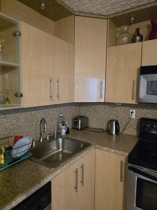 Active With Contract: $195,000 (2 beds, 1 baths, 1060 Square Feet)