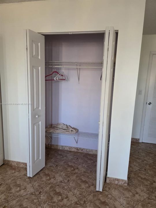 Active With Contract: $195,000 (2 beds, 1 baths, 1060 Square Feet)