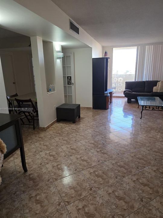 Active With Contract: $195,000 (2 beds, 1 baths, 1060 Square Feet)