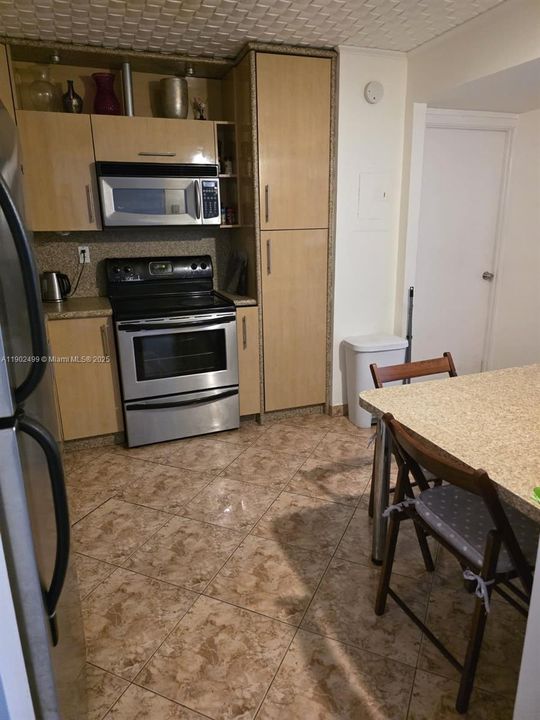 Active With Contract: $195,000 (2 beds, 1 baths, 1060 Square Feet)