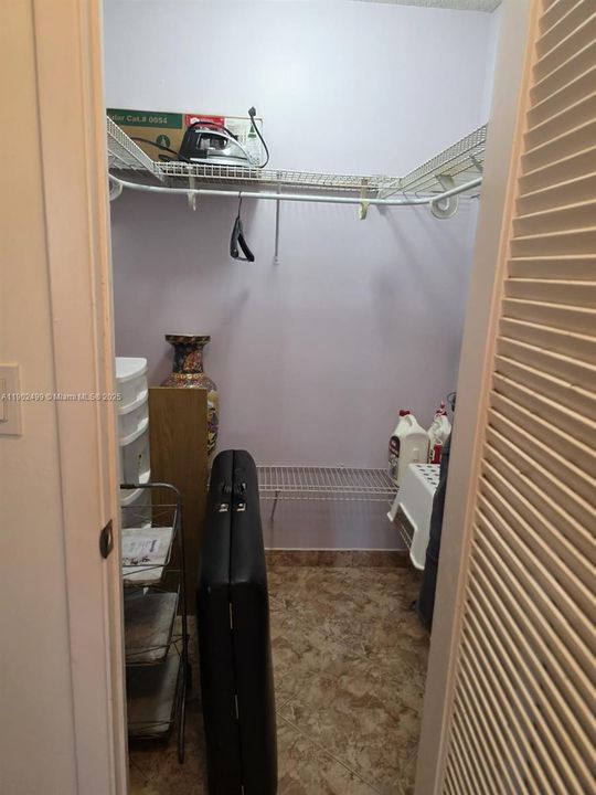 Active With Contract: $195,000 (2 beds, 1 baths, 1060 Square Feet)