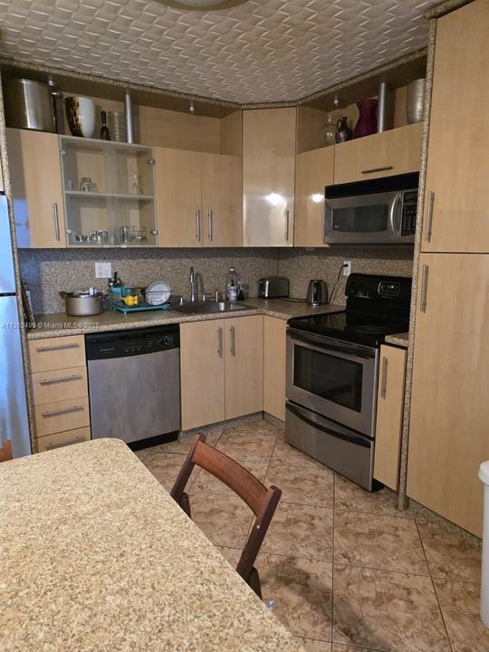 Active With Contract: $195,000 (2 beds, 1 baths, 1060 Square Feet)