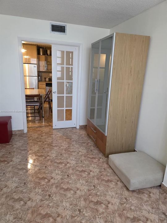 Active With Contract: $195,000 (2 beds, 1 baths, 1060 Square Feet)