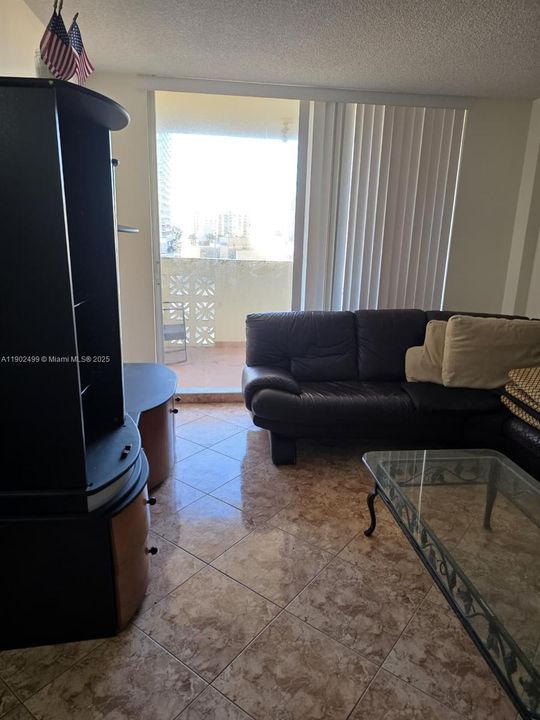 Active With Contract: $195,000 (2 beds, 1 baths, 1060 Square Feet)