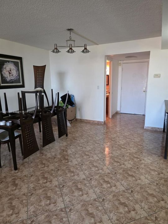 Active With Contract: $195,000 (2 beds, 1 baths, 1060 Square Feet)