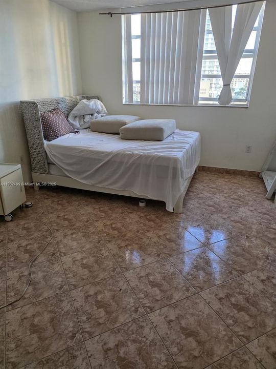 Active With Contract: $195,000 (2 beds, 1 baths, 1060 Square Feet)