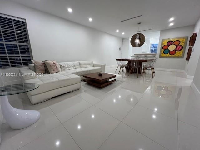 For Rent: $2,900 (2 beds, 1 baths, 1100 Square Feet)