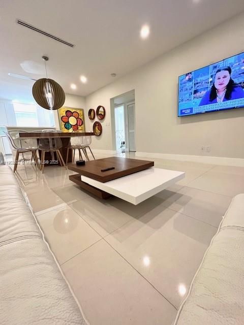 For Rent: $2,900 (2 beds, 1 baths, 1100 Square Feet)