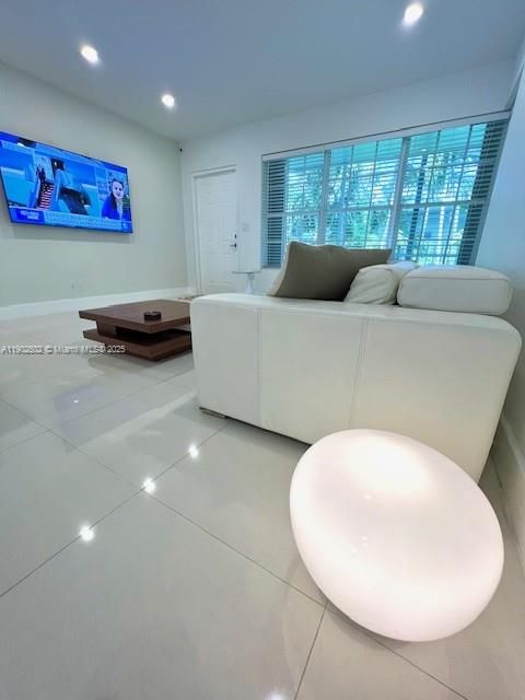 For Rent: $2,900 (2 beds, 1 baths, 1100 Square Feet)