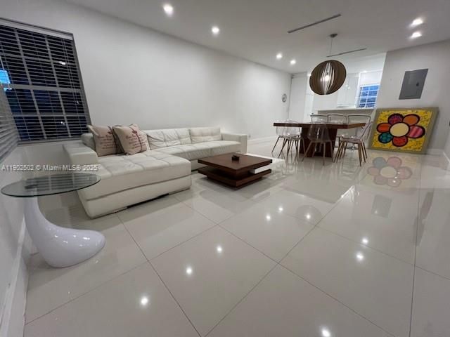 For Rent: $2,900 (2 beds, 1 baths, 1100 Square Feet)